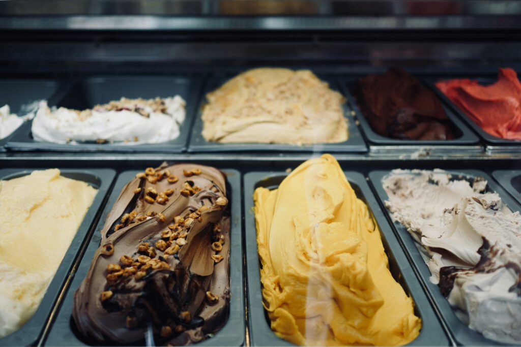 riconoscere un gelato artigianale - bancone gusti gelateria