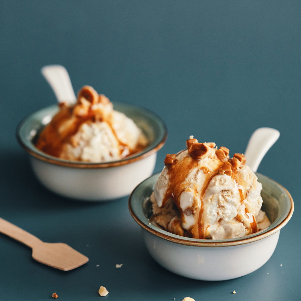 gelato enrietto al fiordilatte con caramello e pezzi di mandorle caramellate