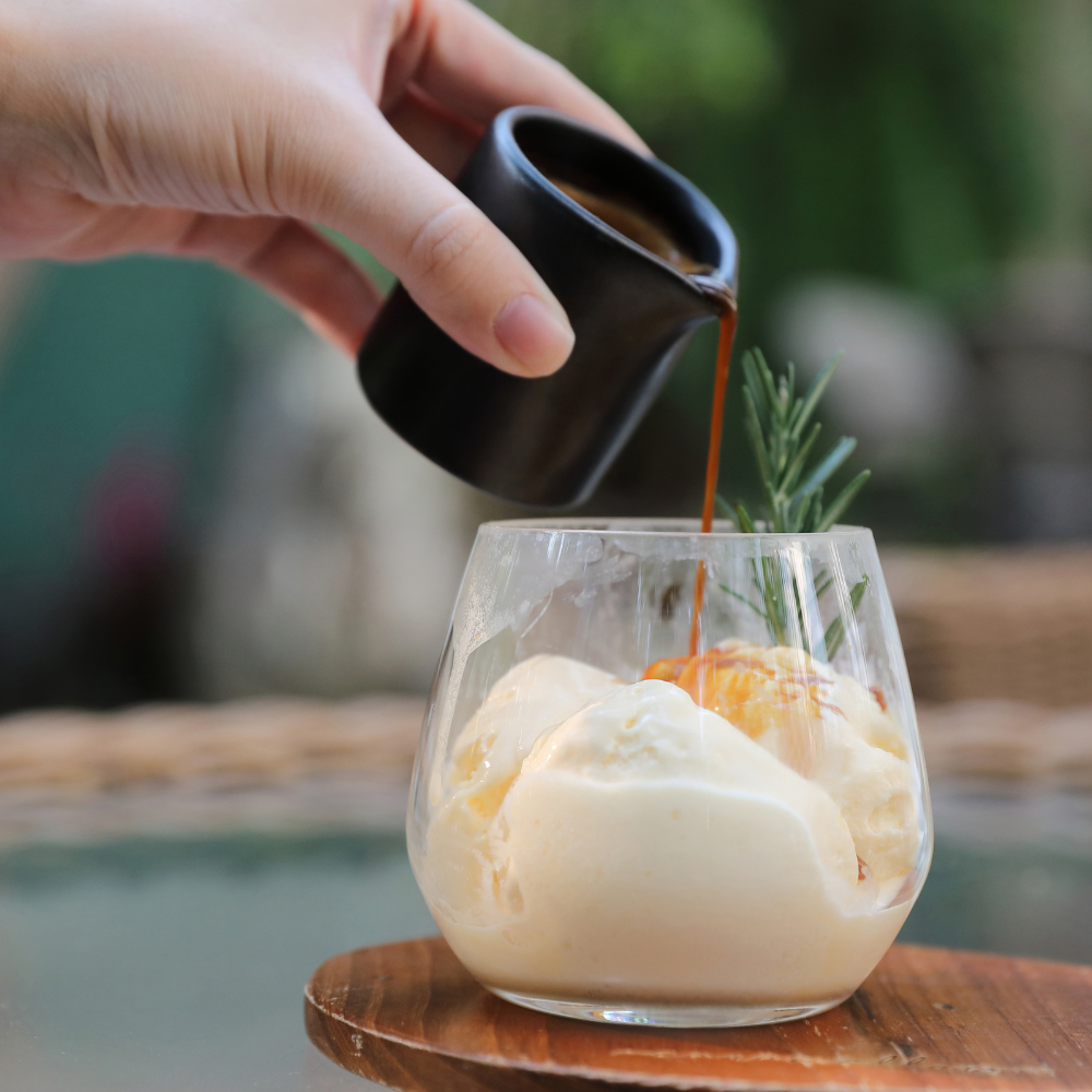 gelato nei dolci della tradizione italiana, affogato al caffè