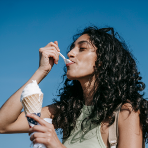 le migliori gelaterie di Padova, ragazza che gusta un cono gelato