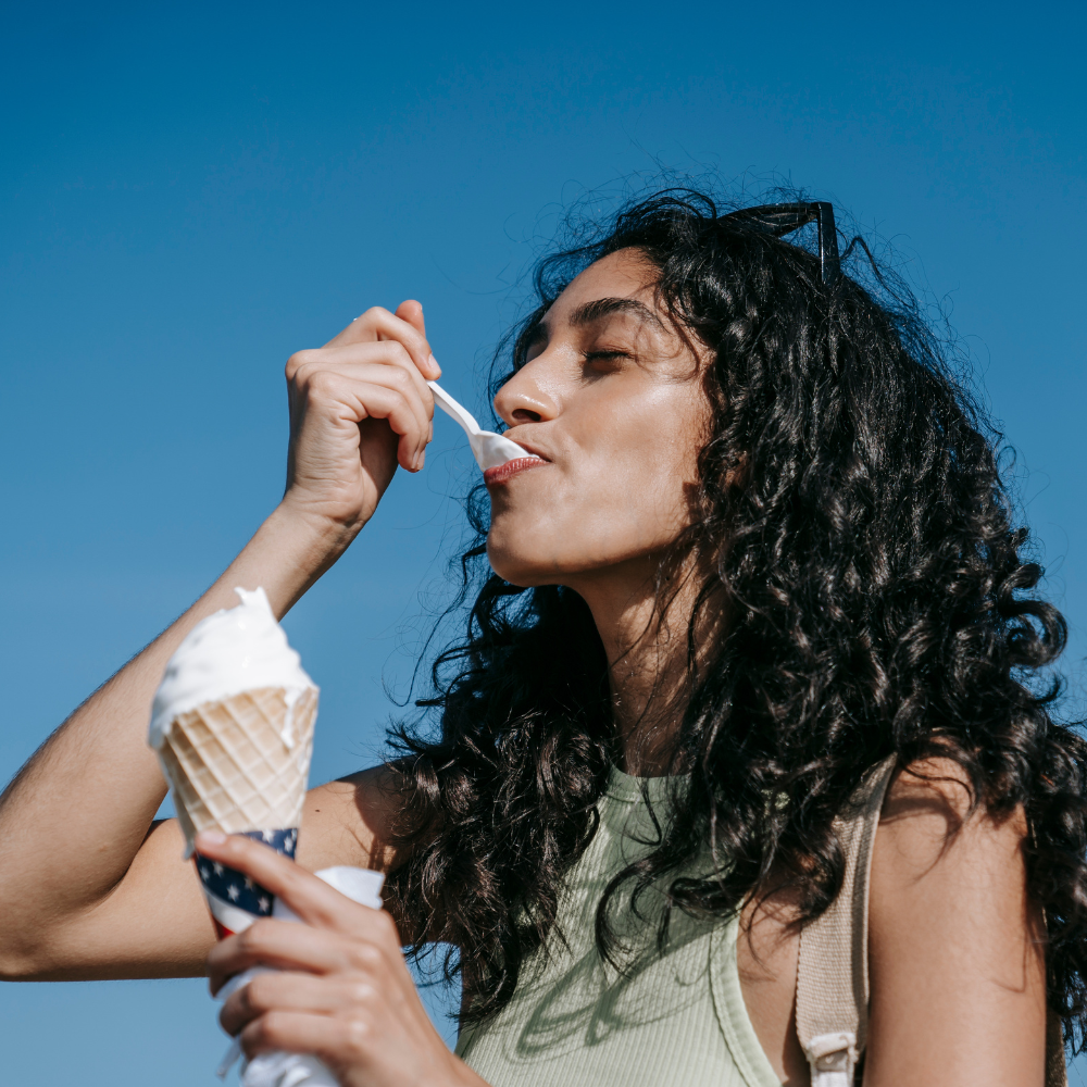 le migliori gelaterie di Padova, ragazza che gusta un cono gelato