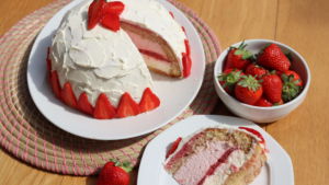 zuccotto ripieno di gelato alle fragole