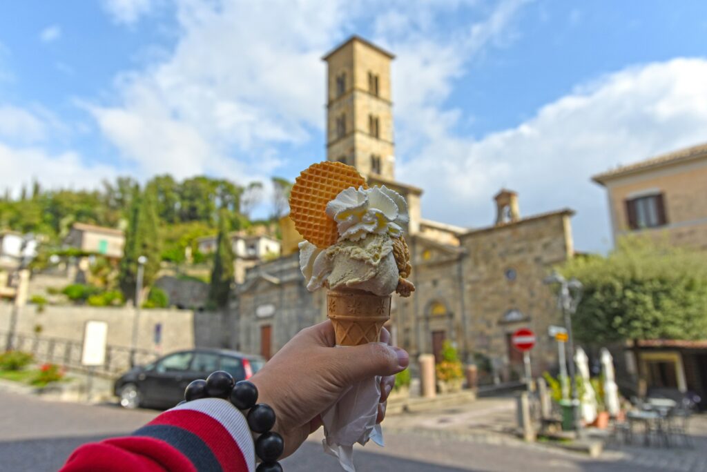 Gelaterie a Firenze, cono gelato artigianale con panna