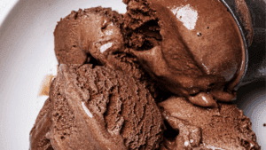gelato al cioccolato fondente nelle gelaterie vegan-friendly