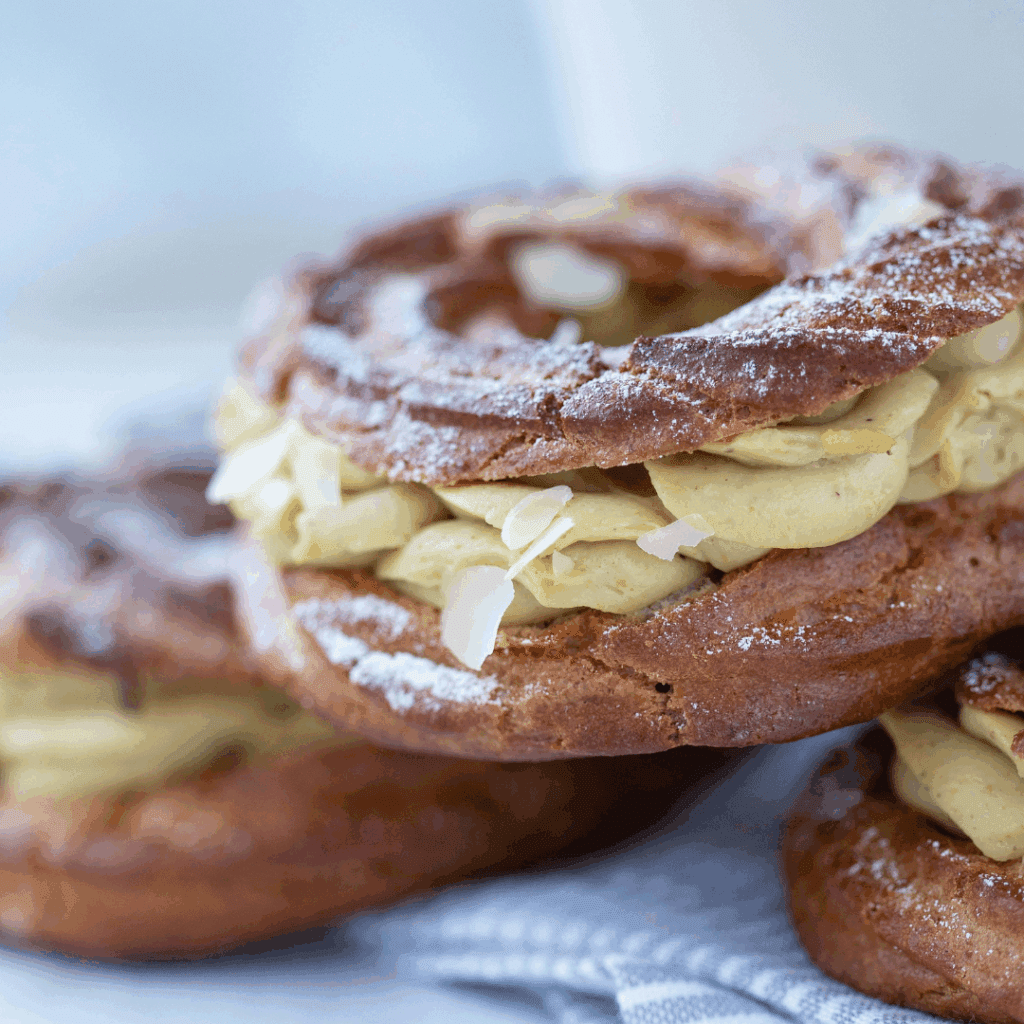modi alternativi di mangiare il gelato, brioche ripiena di gelato