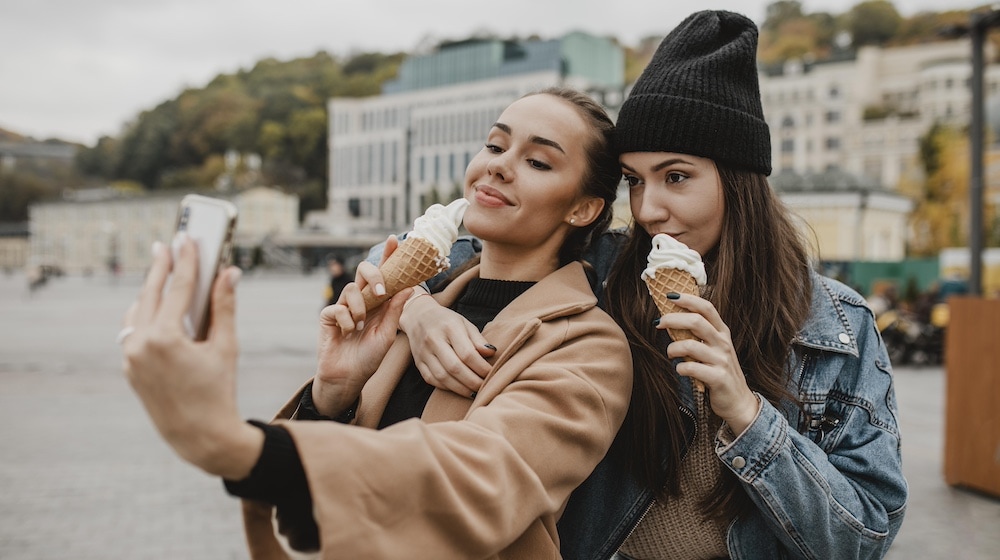 Gustare un gelato in inverno